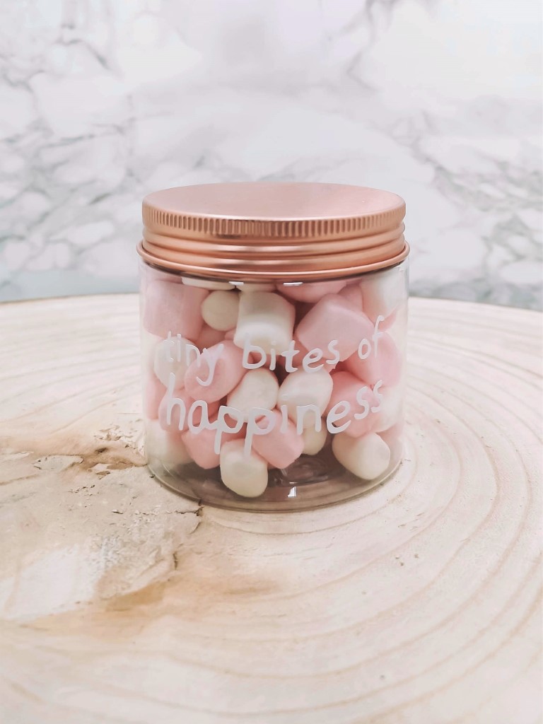 Tiny bites of happines marshmallows in snoeppot