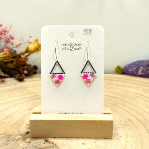 Driehoekige oorhangers in wit en roze