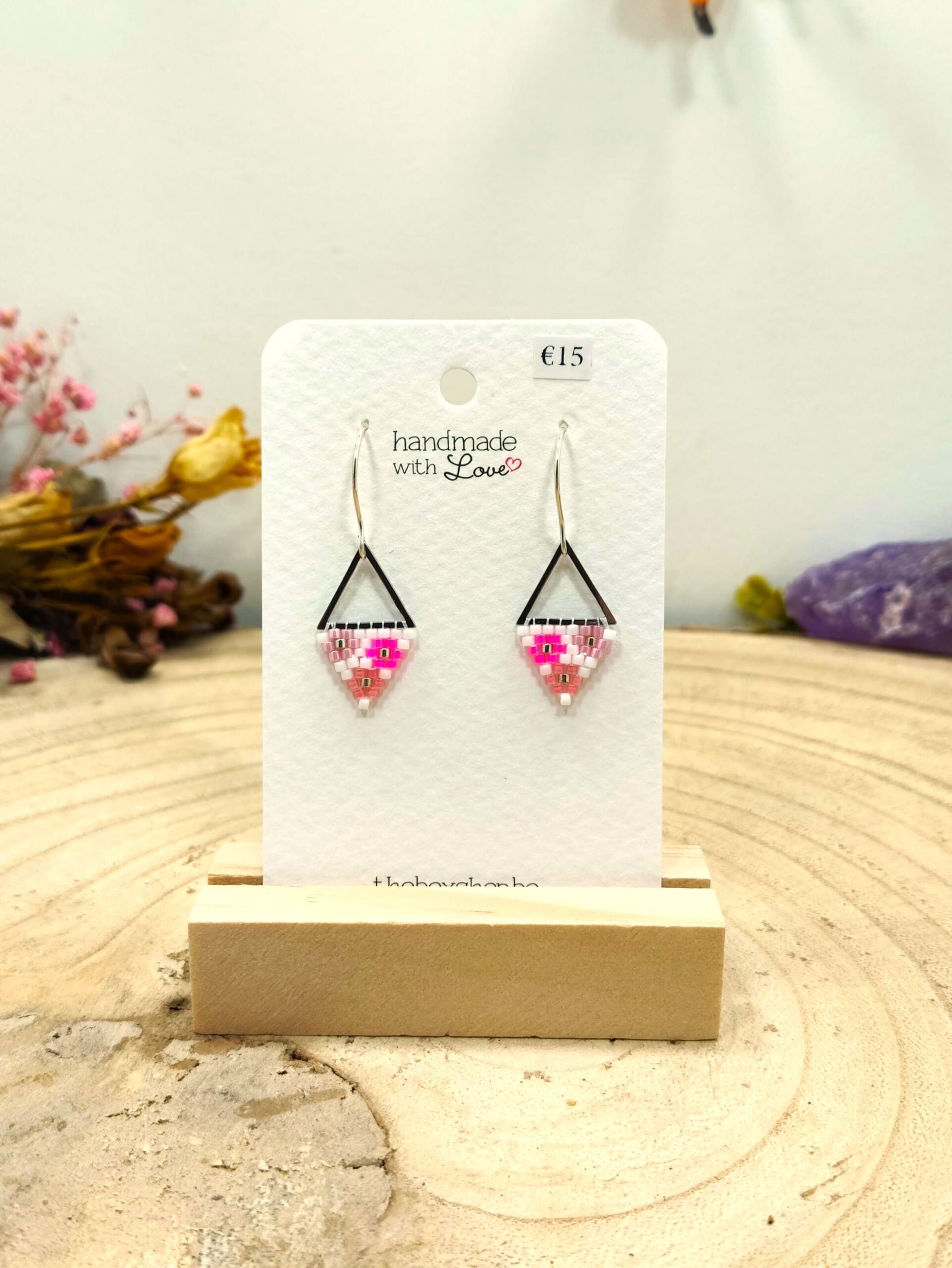 Driehoekige oorhangers in wit en roze