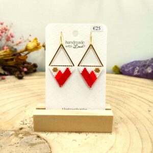 Driehoekige oorhangers met Miyuki rood en wit