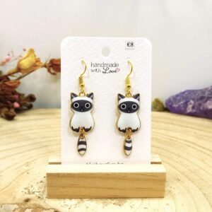 Oorhangers witte kat