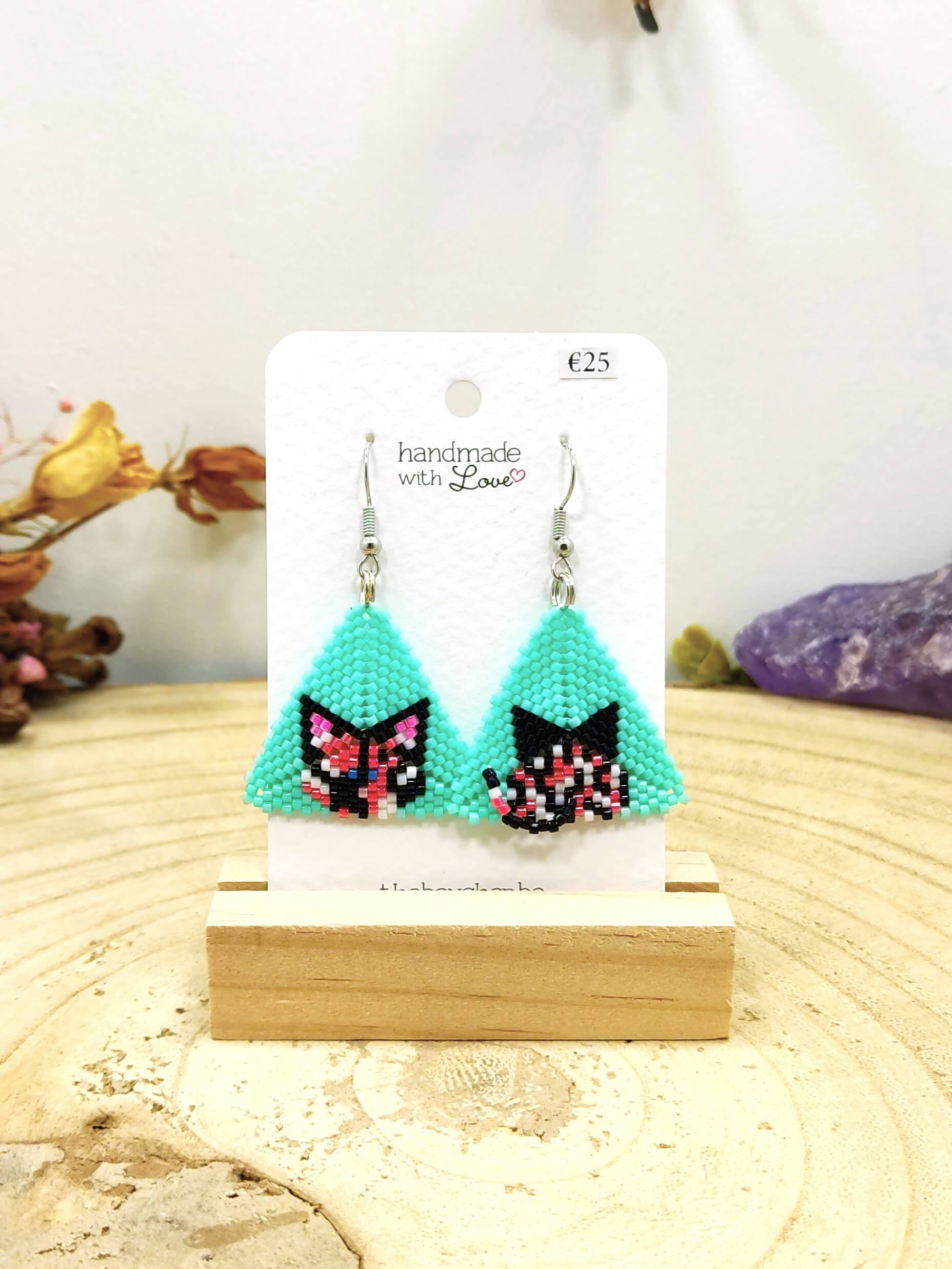 Driehoekige oorhangers lapjeskat