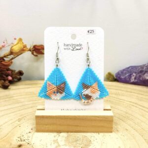 Driehoekige oorhangers met bruin witte kat