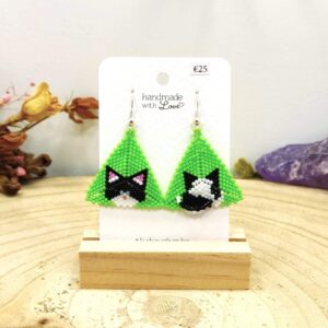 Driehoekige oorhangers zwart-witte kat