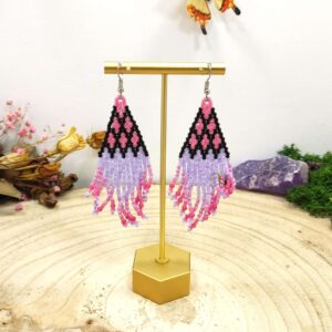 Franje oorhangers in roze, paars en zwart