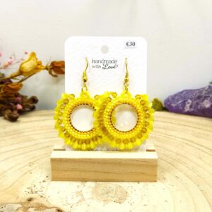 Ronde oorhangers gele parels en facetkralen.
