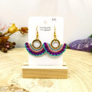 Halfronde oorhangers paarse parels