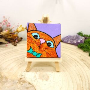 Klein schilderijtje met kat op paarse achtergrond