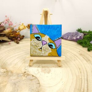 Klein schilderijtje met kat op blauwe achtergrond