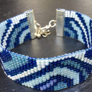 Abstracte armband in blauwe tinten
