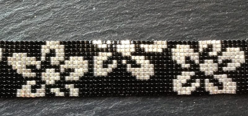 Armband zwart met zilveren bloemen - Afbeelding 2