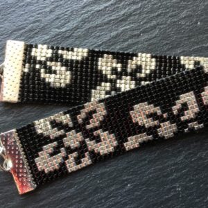 Armband zwart met zilveren bloemen