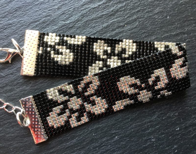 Armband zwart met zilveren bloemen