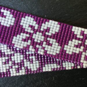 Paarse armband met grote witte bloemen