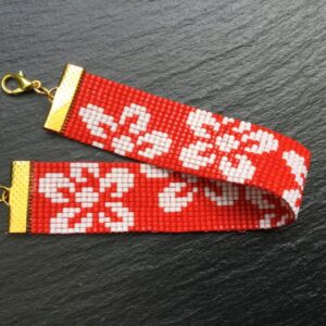 Rode armband met grote witte bloemen
