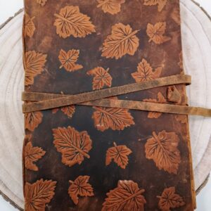 Lederen notitieboek met blaadjes in reliëf 16x20cm
