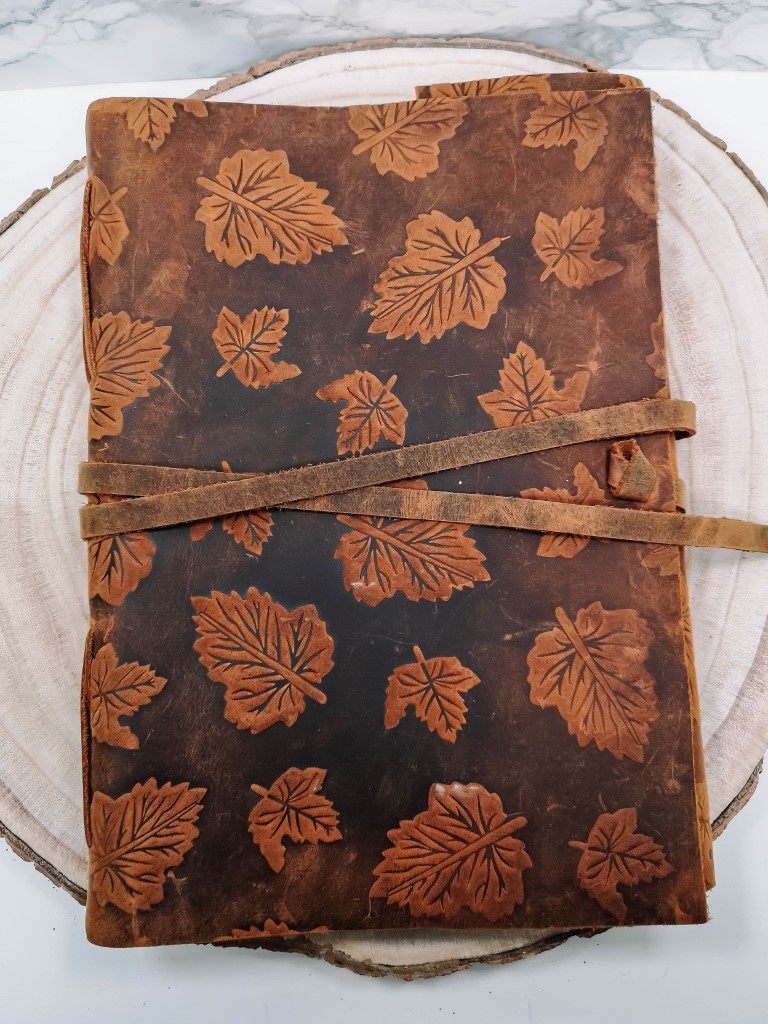 Lederen notitieboek met blaadjes in reliëf 16x20cm