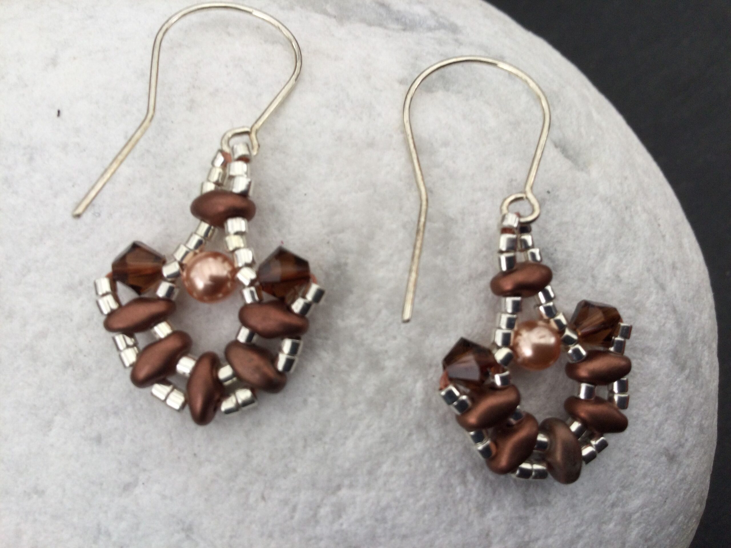 Halfronde oorhangers bruin