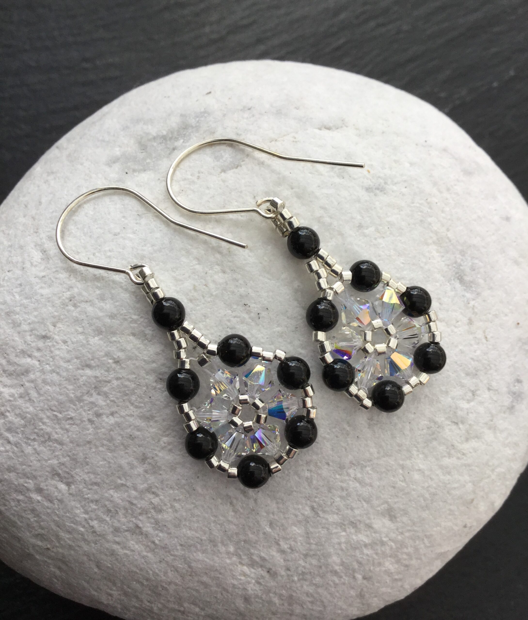 Ronde oorhangers met zwarte parels in Swarovski