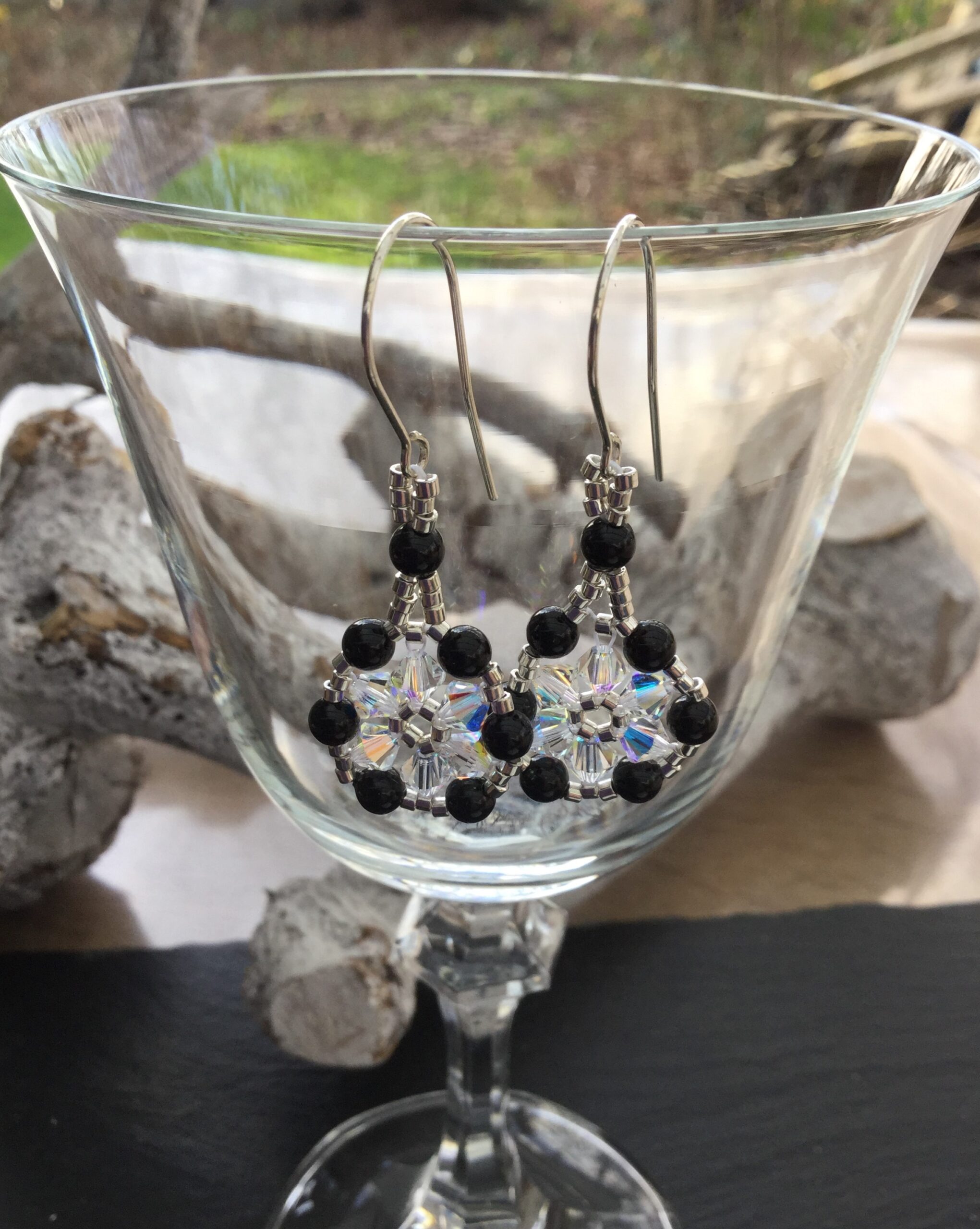 Ronde oorhangers met zwarte parels in Swarovski - Afbeelding 2