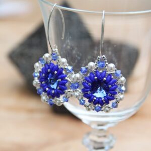 Ronde blauwwitte oorhangers met Swarovski