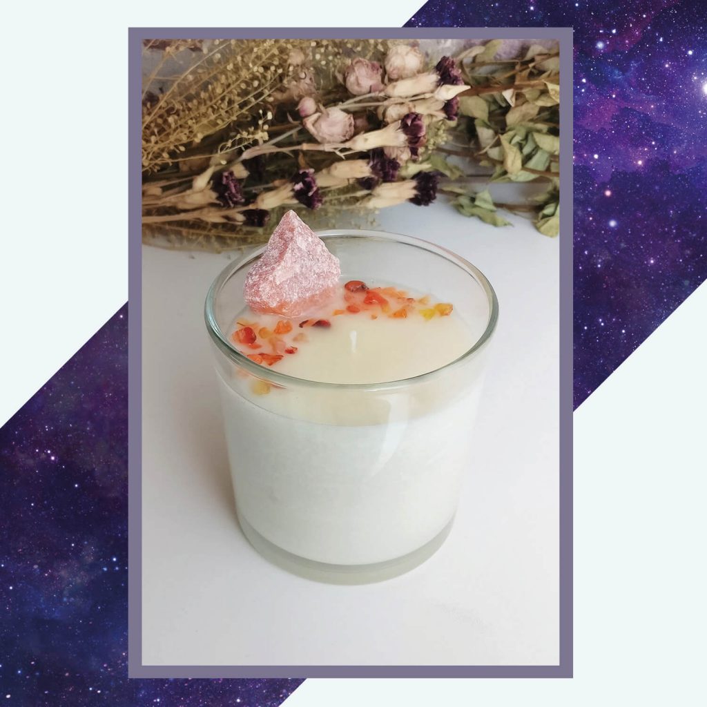 Sweet Amaretto raapzaadwas kaars met calciet en agaat