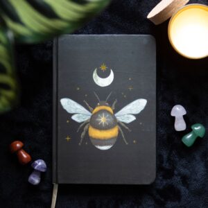 Forest Bee bij notitieboek