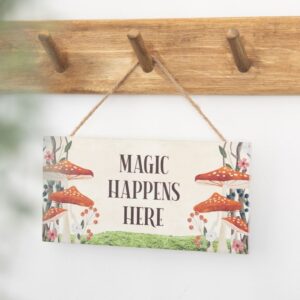 Magic Happens Here houten wandbord