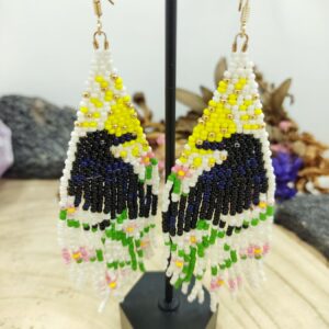 Franje oorhangers raaf met bloemen