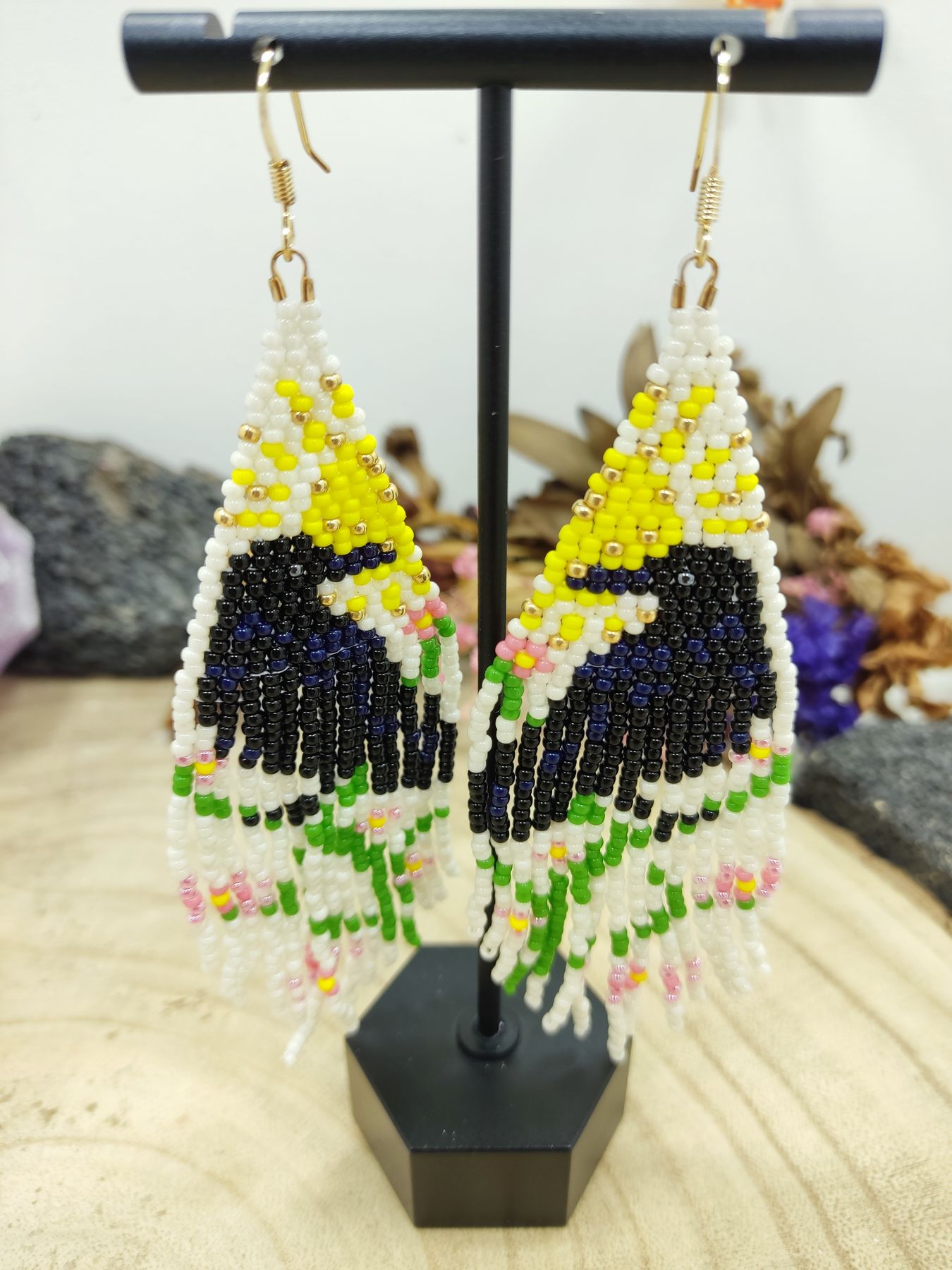 Franje oorhangers raaf met bloemen