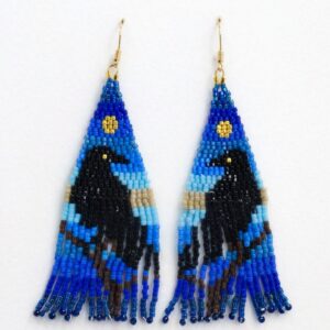 Franje oorhangers raaf blauwe achtergrond